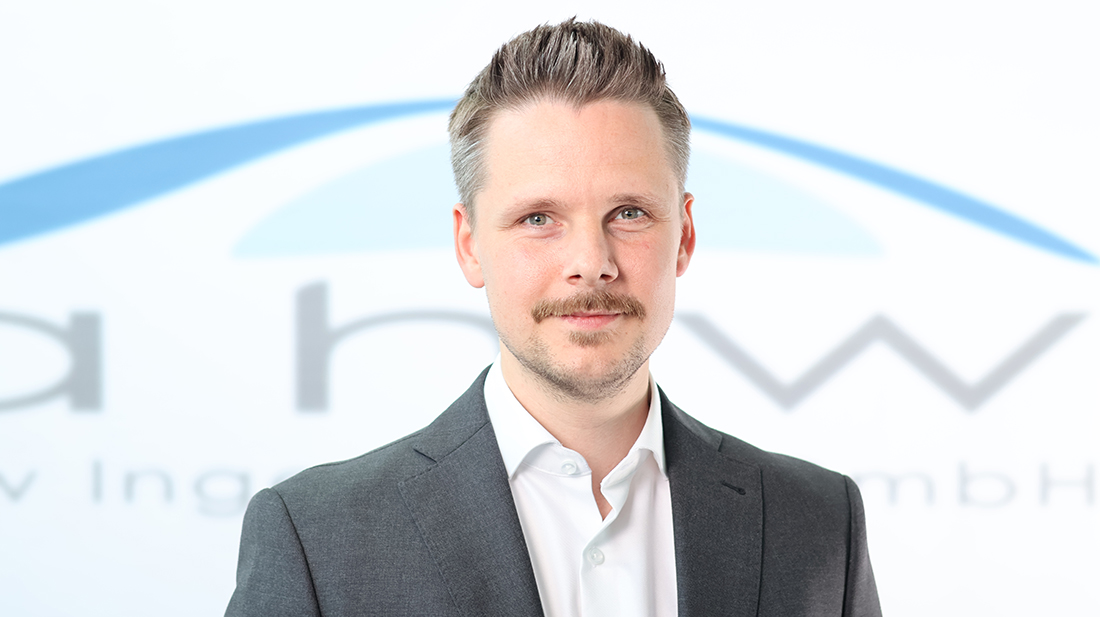 Portrait von Mathis Becker. Im Hintergrund ist das ahw Logo groß zu sehen.