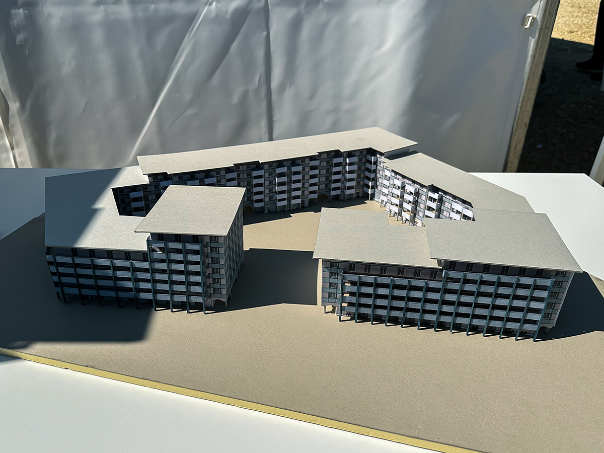 Gesamtmodell des geplanten Wohnquartiers auf dem Gelände der Prinz-Leopold-Kaserne mit mehreren Baukörpern und Innenhof.