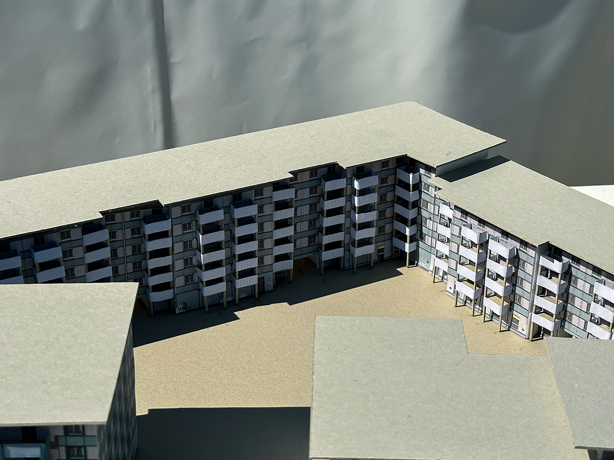 Architekturmodell eines Wohngebäudes im neuen Quartier auf dem PLK-Areal mit Innenhofstruktur und umlaufenden Balkonen.